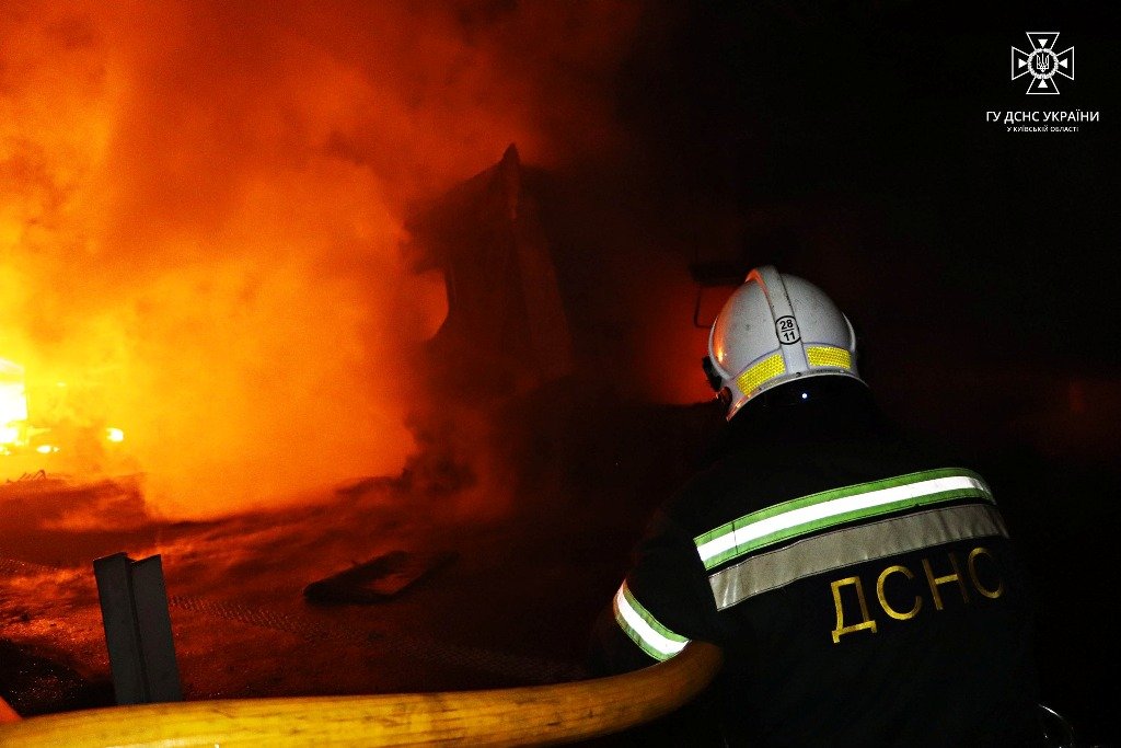 Масштабна смертельна ДТП на трасі Київ - Харків: під час аварії згоріли три вантажівки 9