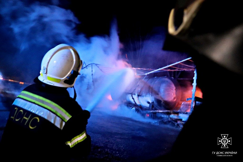 Масштабна смертельна ДТП на трасі Київ - Харків: під час аварії згоріли три вантажівки 11