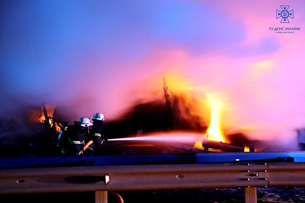 Масштабна смертельна ДТП на трасі Київ - Харків: під час аварії згоріли три вантажівки 12