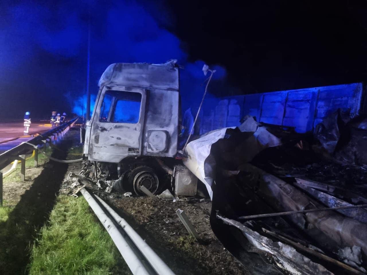 Масштабна смертельна ДТП на трасі Київ - Харків: під час аварії згоріли три вантажівки 14