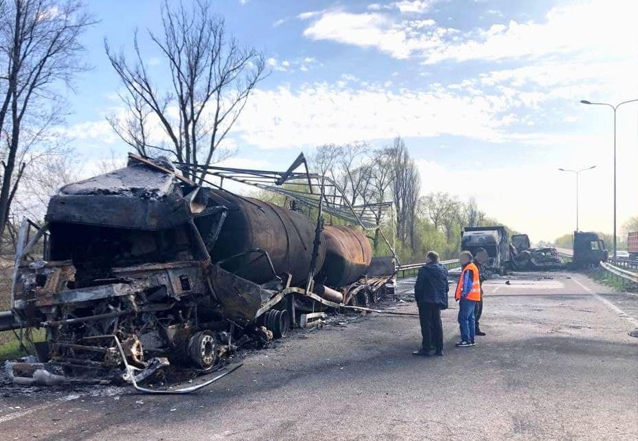 Масштабна смертельна ДТП на трасі Київ - Харків: під час аварії згоріли три вантажівки 15