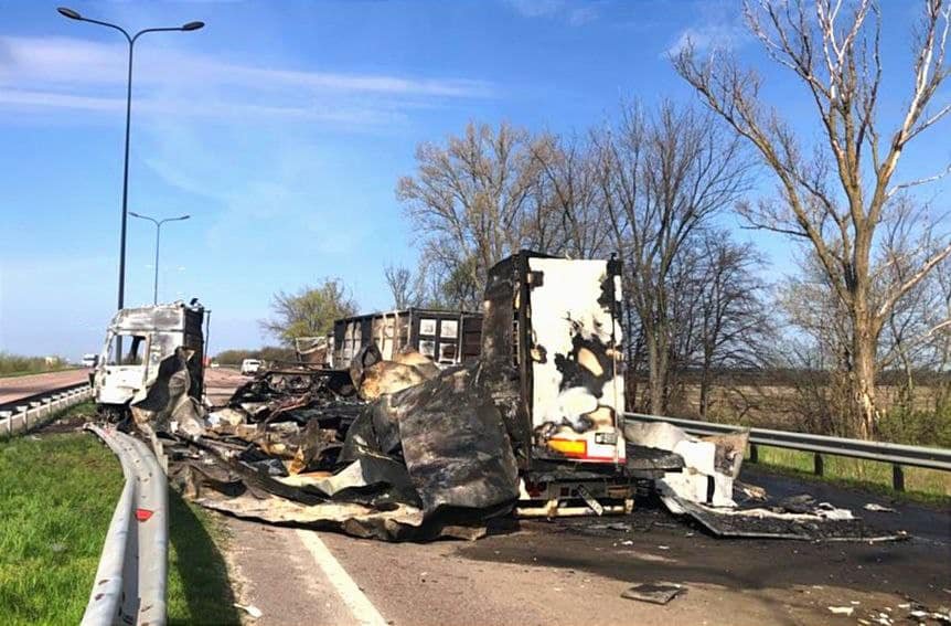 Масштабна смертельна ДТП на трасі Київ - Харків: під час аварії згоріли три вантажівки 16