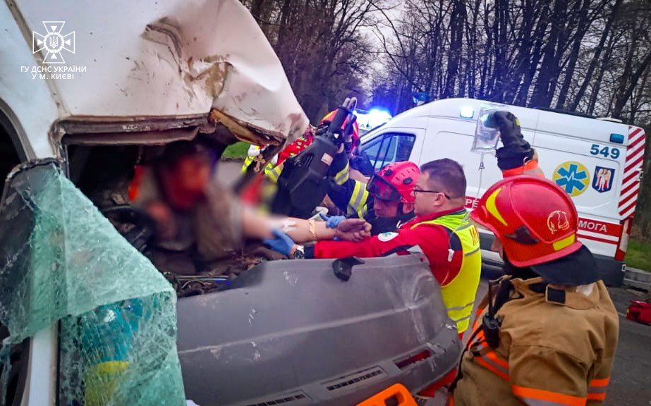 У Києві мікроавтобус з пасажирами зіштовхнувся з вантажівкою: зажатого у кабіні водія діставали рятувальники 1