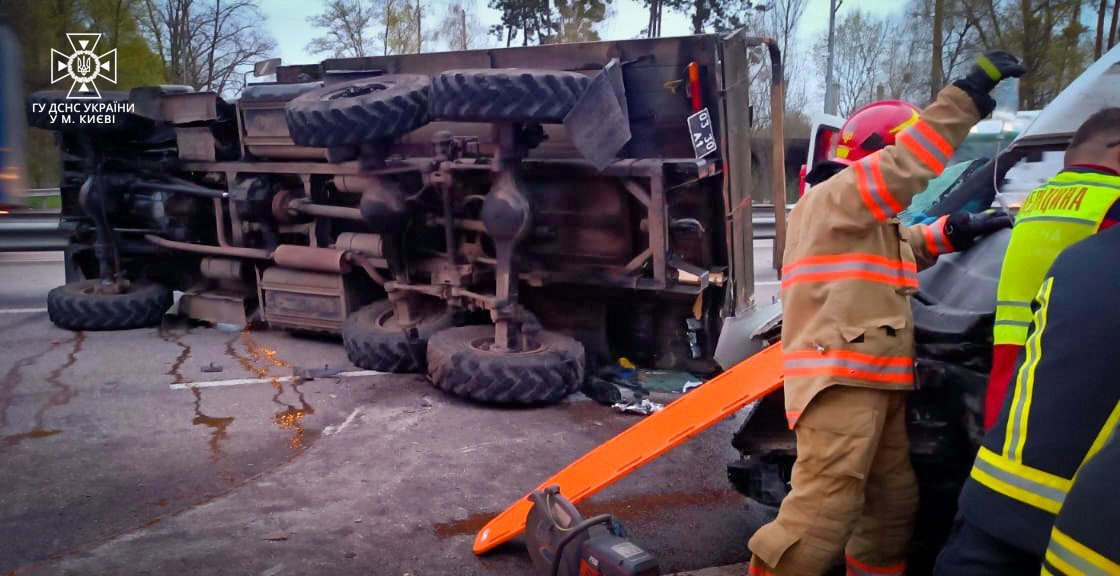 У Києві мікроавтобус з пасажирами зіштовхнувся з вантажівкою: зажатого у кабіні водія діставали рятувальники 3
