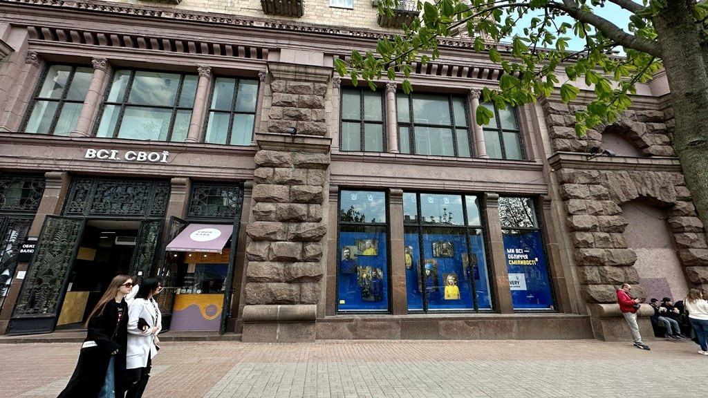 Be brave like Ukraine: у Києві на Хрещатику встановили вітрину сміливості 1