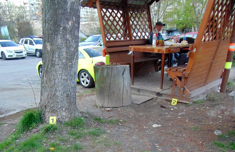 У Києві відпочинок завершився різаниною: чоловік вдарив товариша ножем у живіт 2