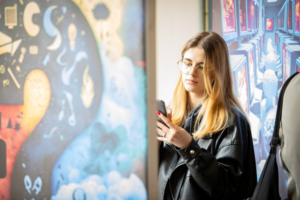 Як працює російська пропаганда: у Києві на станції «Золоті ворота» відкрили інтерактивну виставку 1