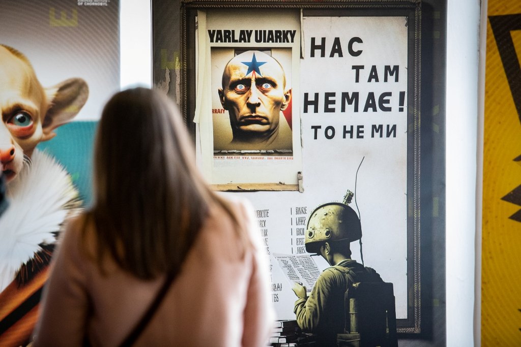 Як працює російська пропаганда: у Києві на станції «Золоті ворота» відкрили інтерактивну виставку 4