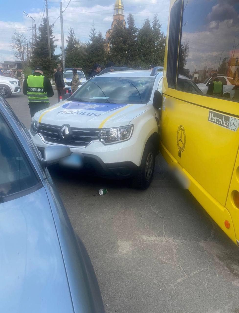 На Київщині автобус врізався в поліцейське авто: є постраждалі 1
