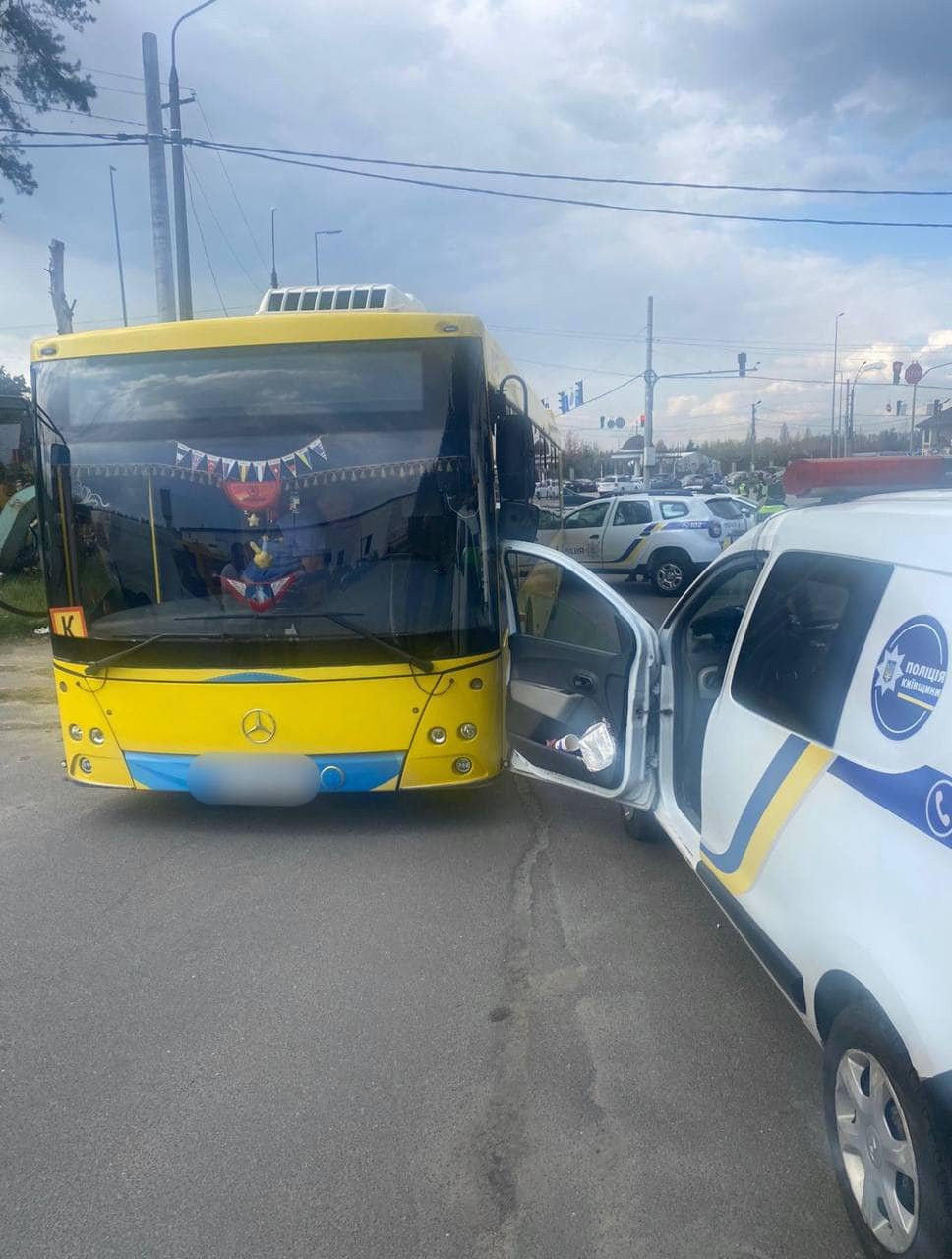 На Київщині автобус врізався в поліцейське авто: є постраждалі 2