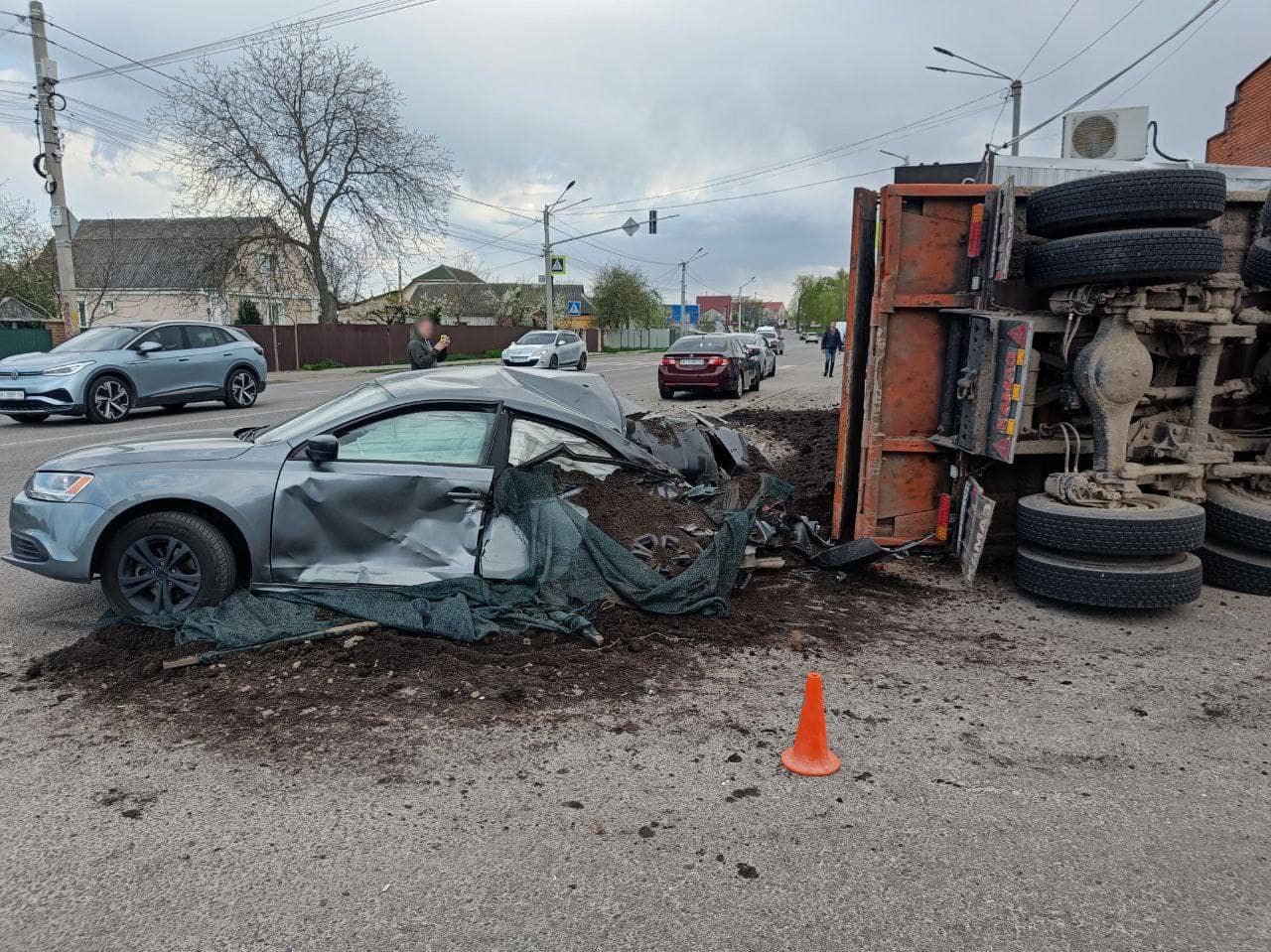 На Київщині КАМАЗ влаштував ДТП з легковиками Acura та Volkswagen 1