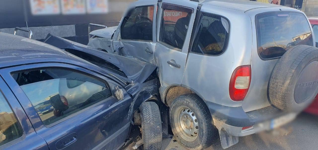 На Київщині зіштовхнулись п’ять автівок: постраждали діти 1