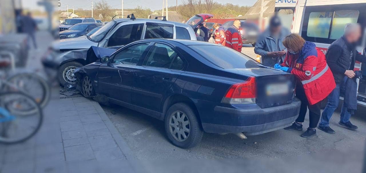 На Київщині зіштовхнулись п’ять автівок: постраждали діти 2