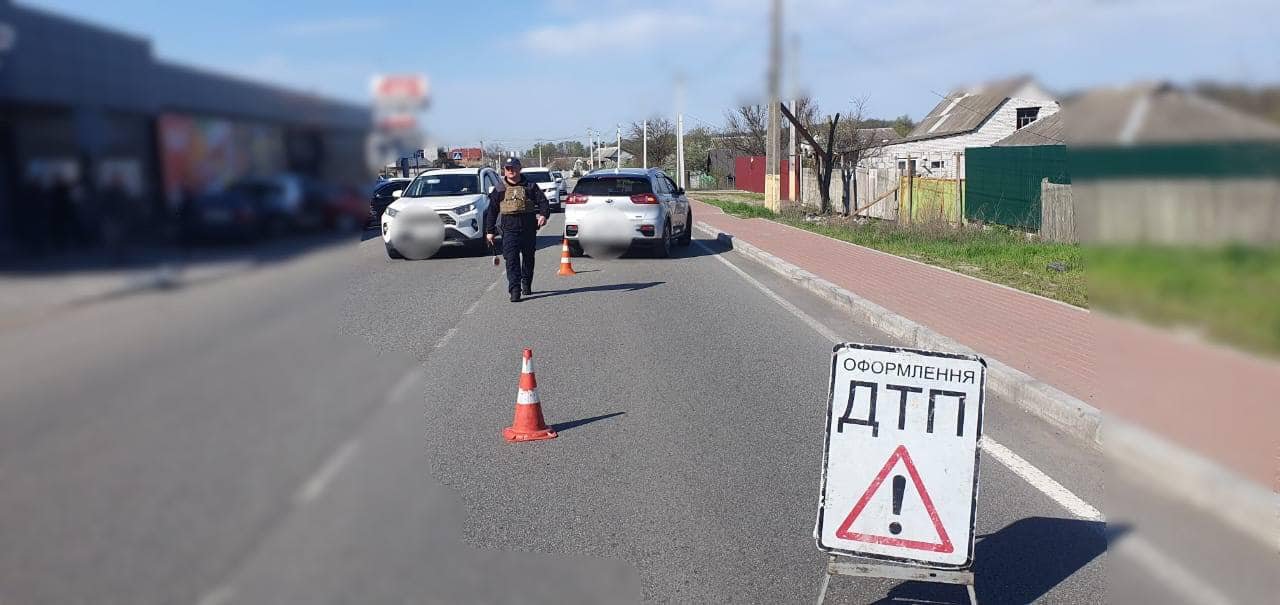 На Київщині зіштовхнулись п’ять автівок: постраждали діти 3
