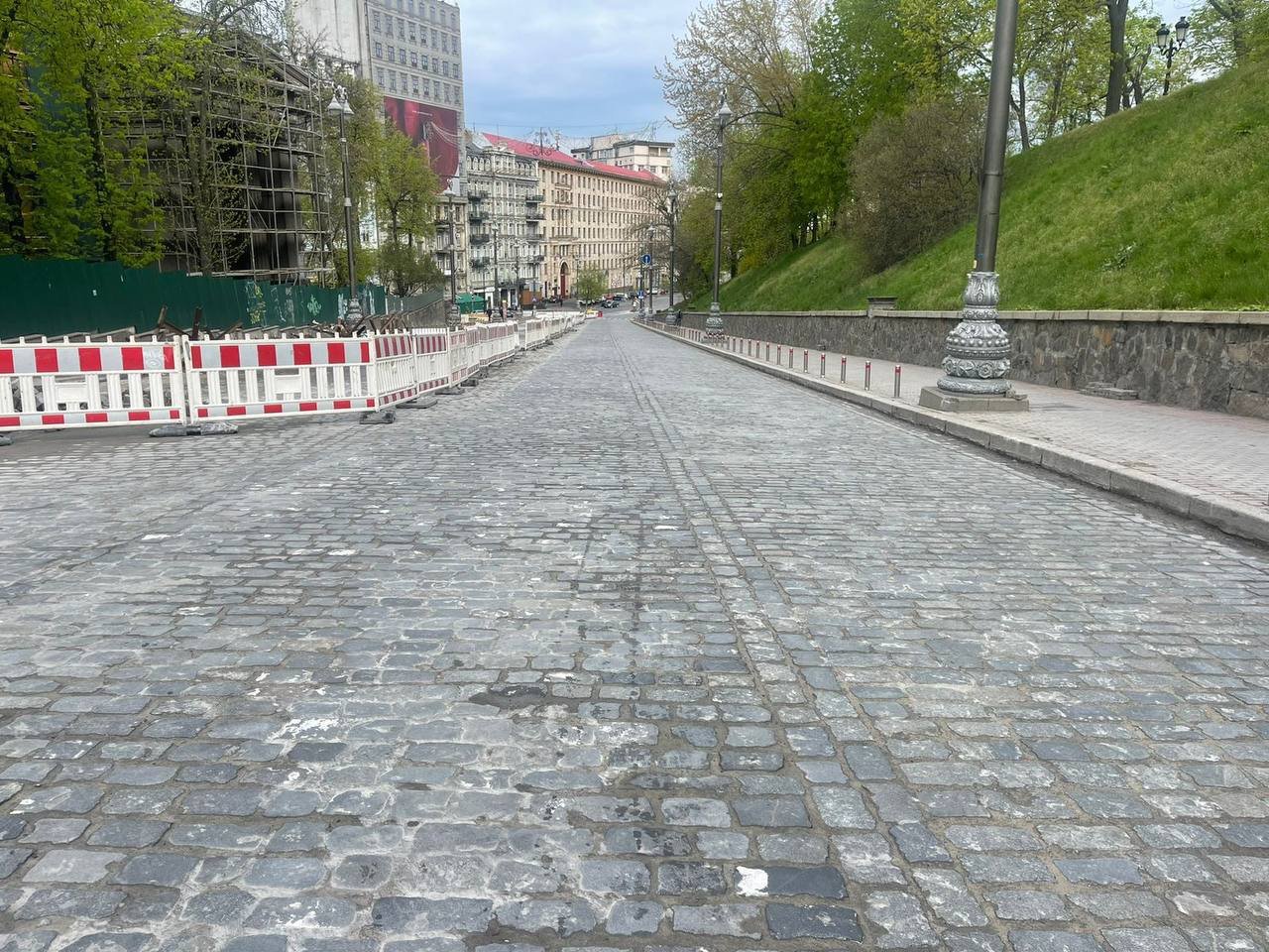 У центрі Києва на Грушевського завершили переукладання гранітної бруківки: коли дорога буде готова 1