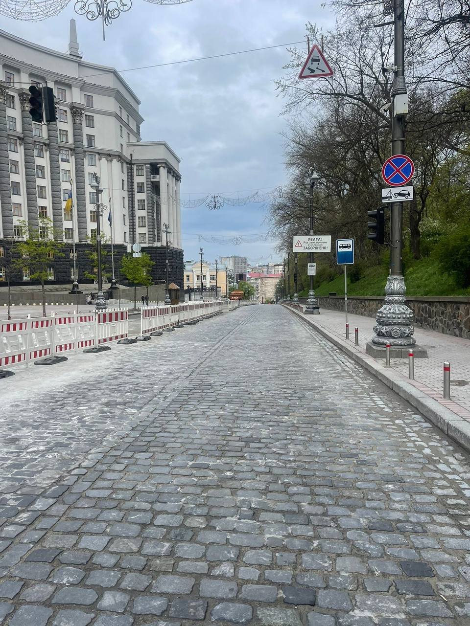 У центрі Києва на Грушевського завершили переукладання гранітної бруківки: коли дорога буде готова 2