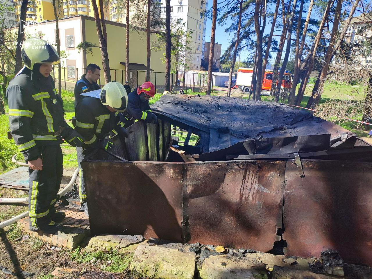 У Києві в гаражі згорів автомобіль з людиною всередині 3