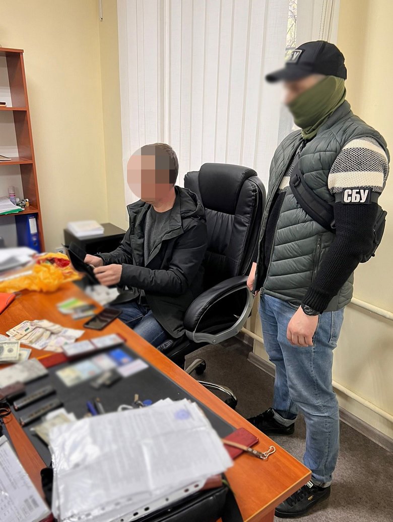 У Києві посадовець вимагав хабарі з торговців на стихійному ринку 1