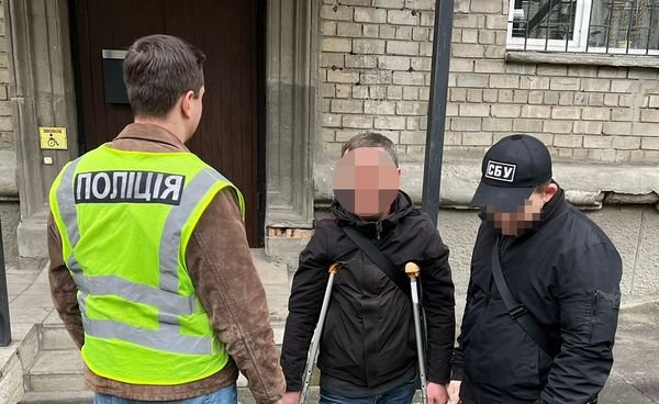 У Києві посадовець вимагав хабарі з торговців на стихійному ринку 2