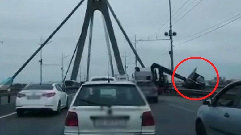 У Києві в річку Дніпро з Північного моста скинули МАФ: хто, навіщо і відео моменту 1