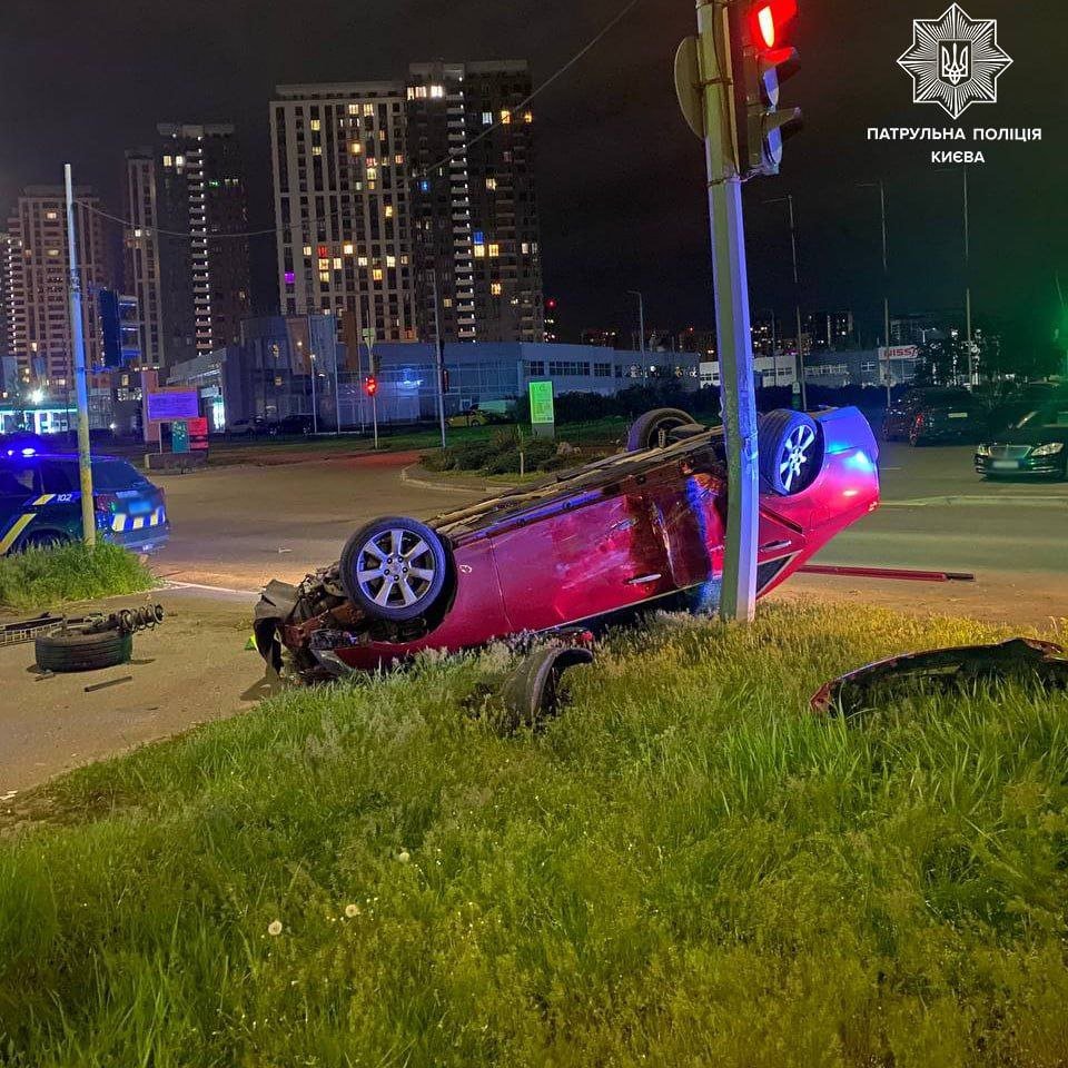 У Києві за минулі вихідні автомобілі тричі переверталися на дах: обставини ДТП 2