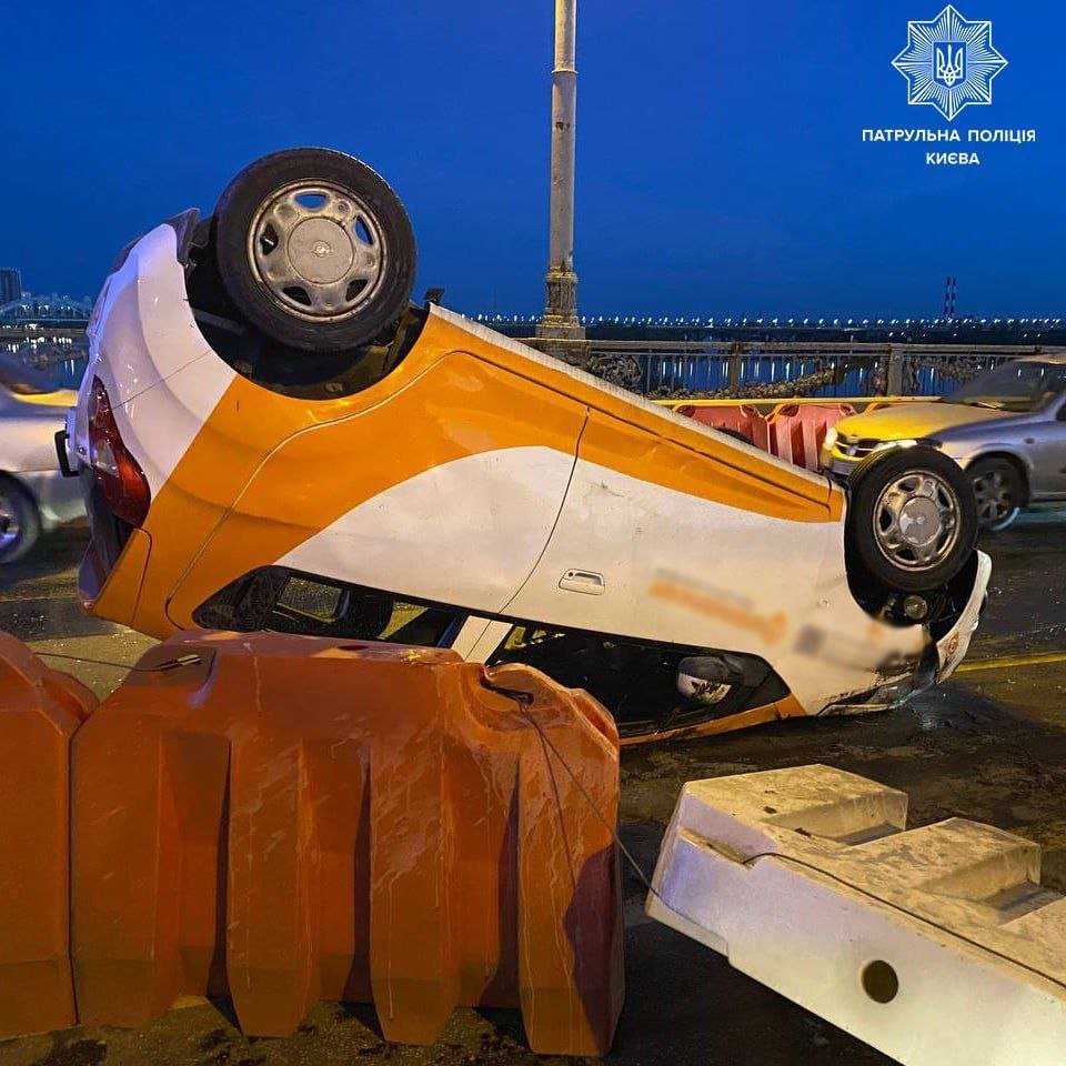 У Києві за минулі вихідні автомобілі тричі переверталися на дах: обставини ДТП 3