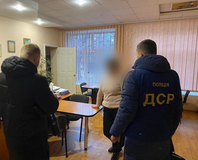 У Києві посадовиця РДА «заробила» 1,3 мільйона гривень на закупівлі генераторів в шкільні укриття 1