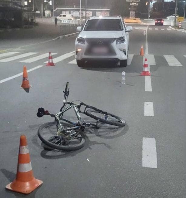 На Київщині Lexus збив велосипедиста 1