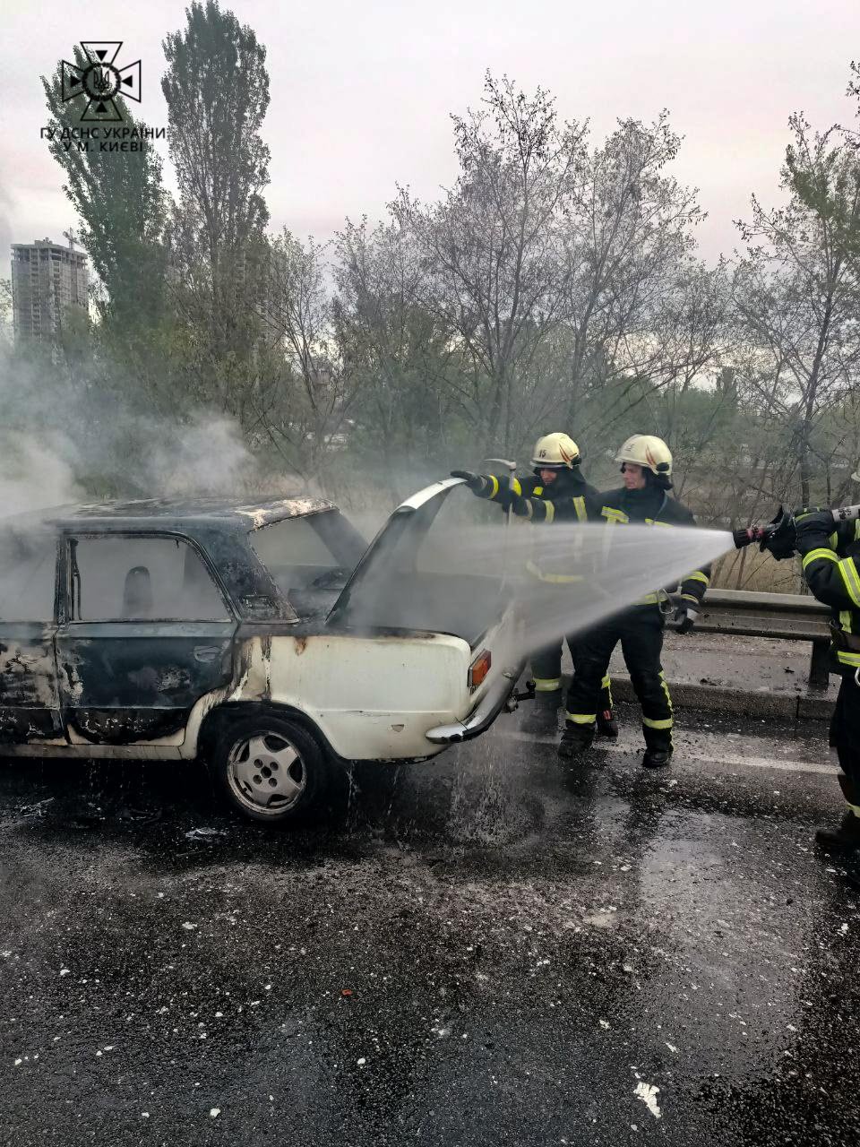 У Києві на Дарницькому мосту згорів автомобіль 1