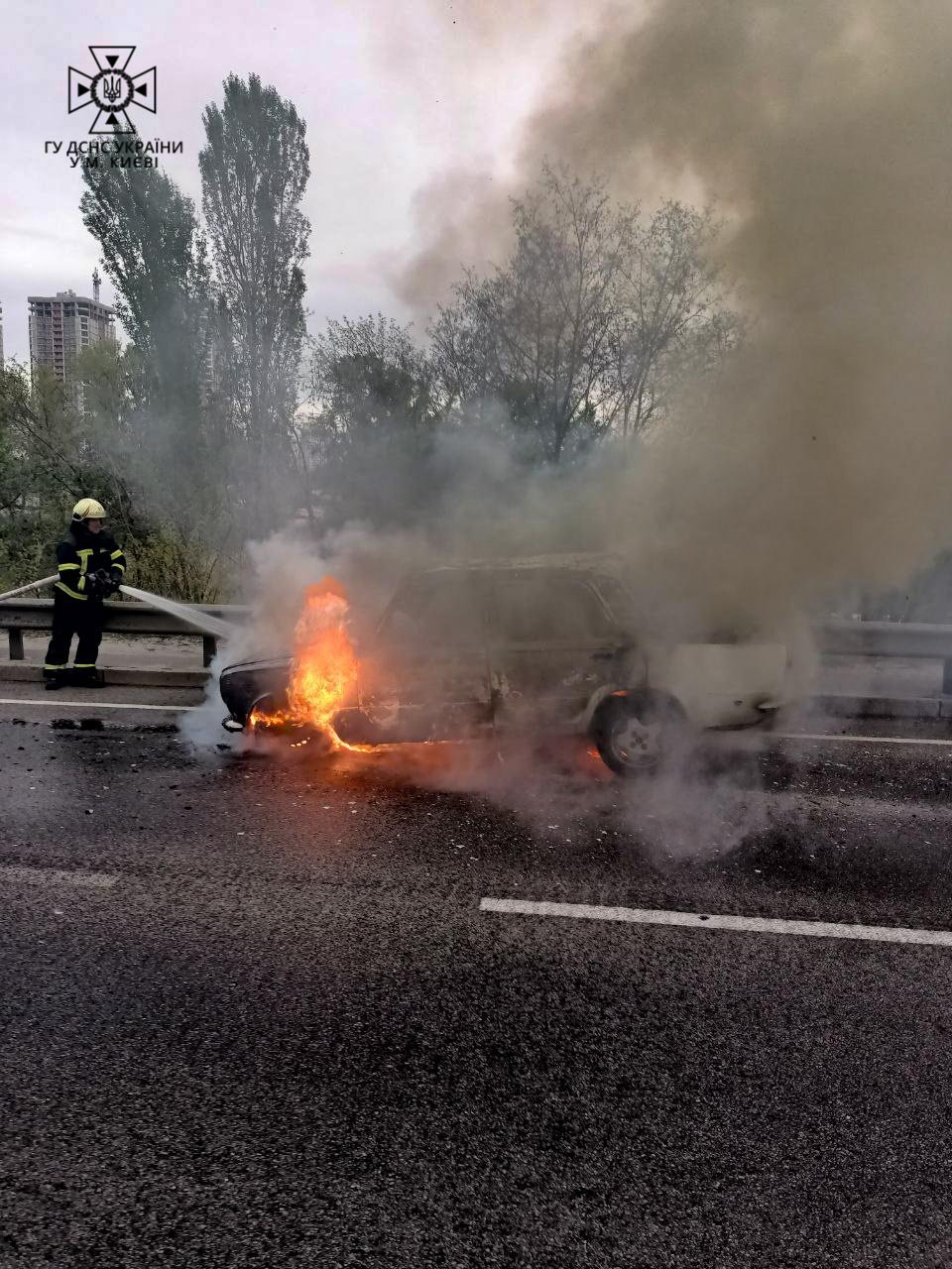 У Києві на Дарницькому мосту згорів автомобіль 2