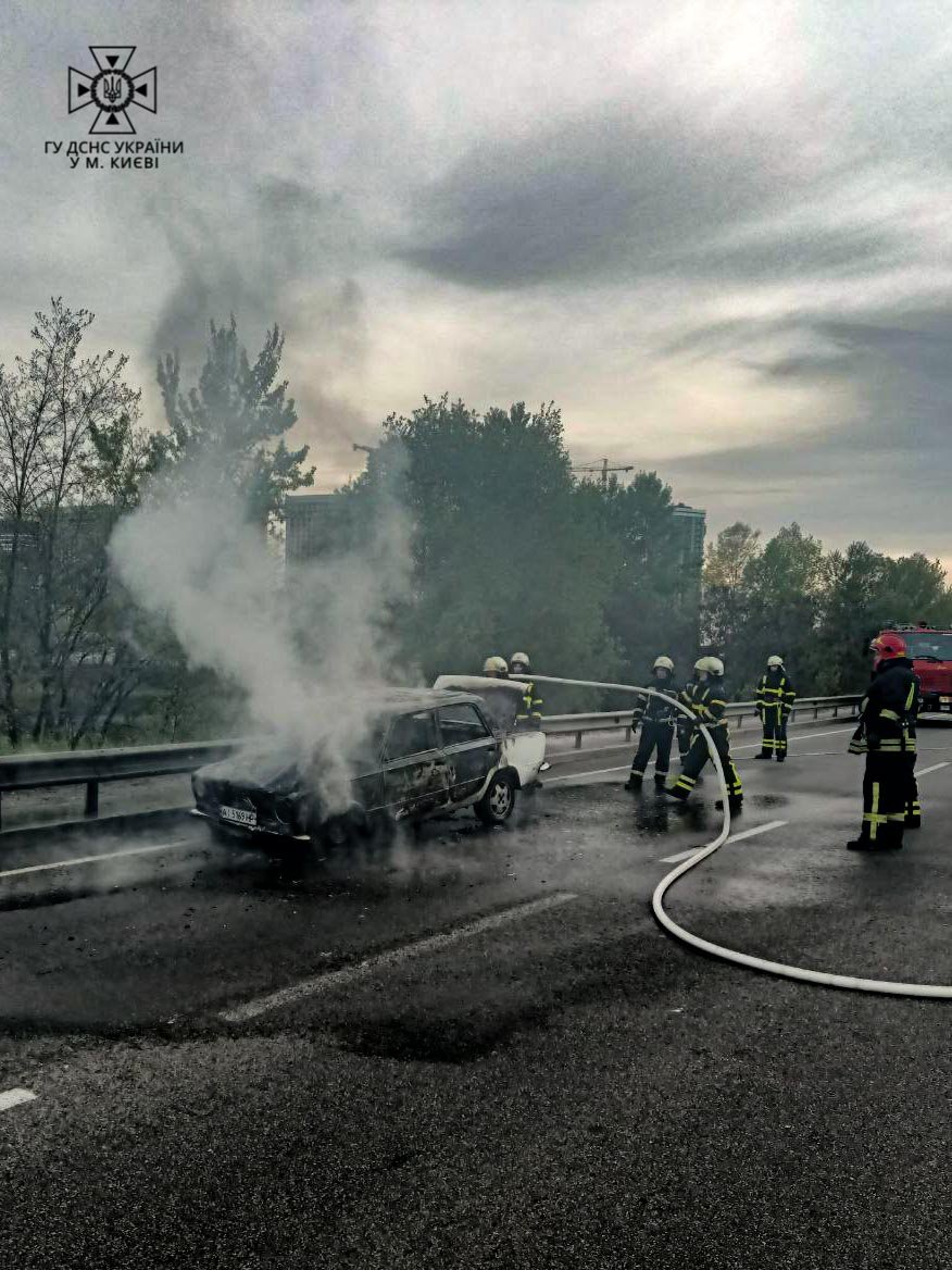 У Києві на Дарницькому мосту згорів автомобіль 3