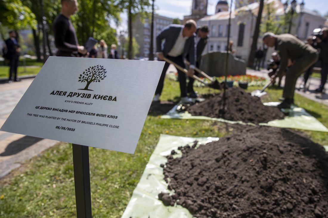 На Володимирській гірці започаткували «Алею друзів Києва»: Кличко із мером Брюсселя висадили перші дерева 1