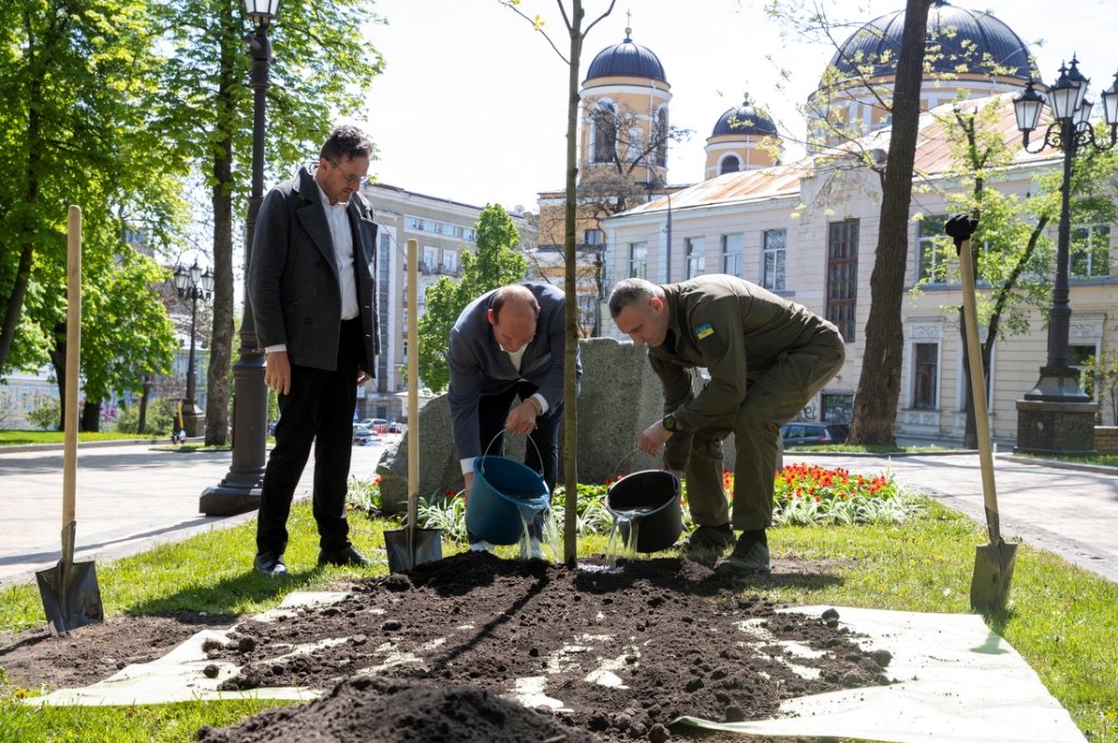 На Володимирській гірці започаткували «Алею друзів Києва»: Кличко із мером Брюсселя висадили перші дерева 2