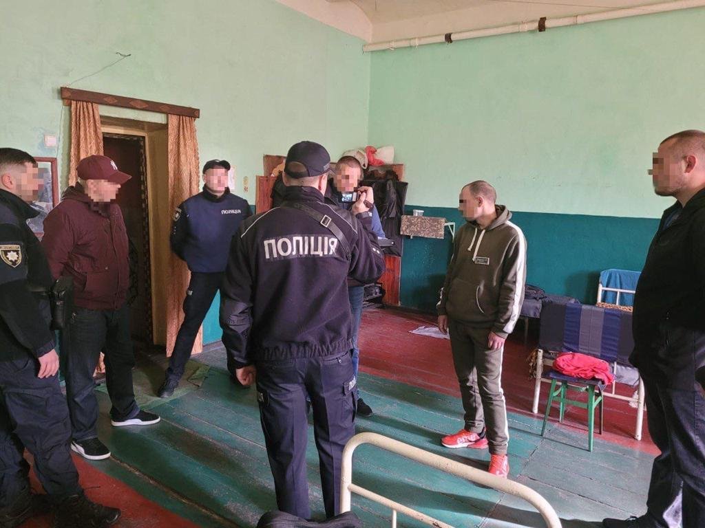 У Києві в’язні СІЗО продавали неіснуючі генератори та видавали себе за військовослужбовців 1