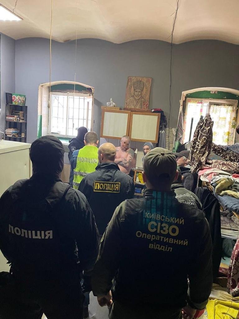 У Києві в’язні СІЗО продавали неіснуючі генератори та видавали себе за військовослужбовців 4