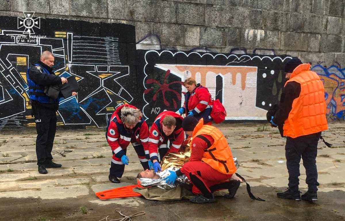 У Києві хлопець хотів перепливти Дніпро і не зміг 1