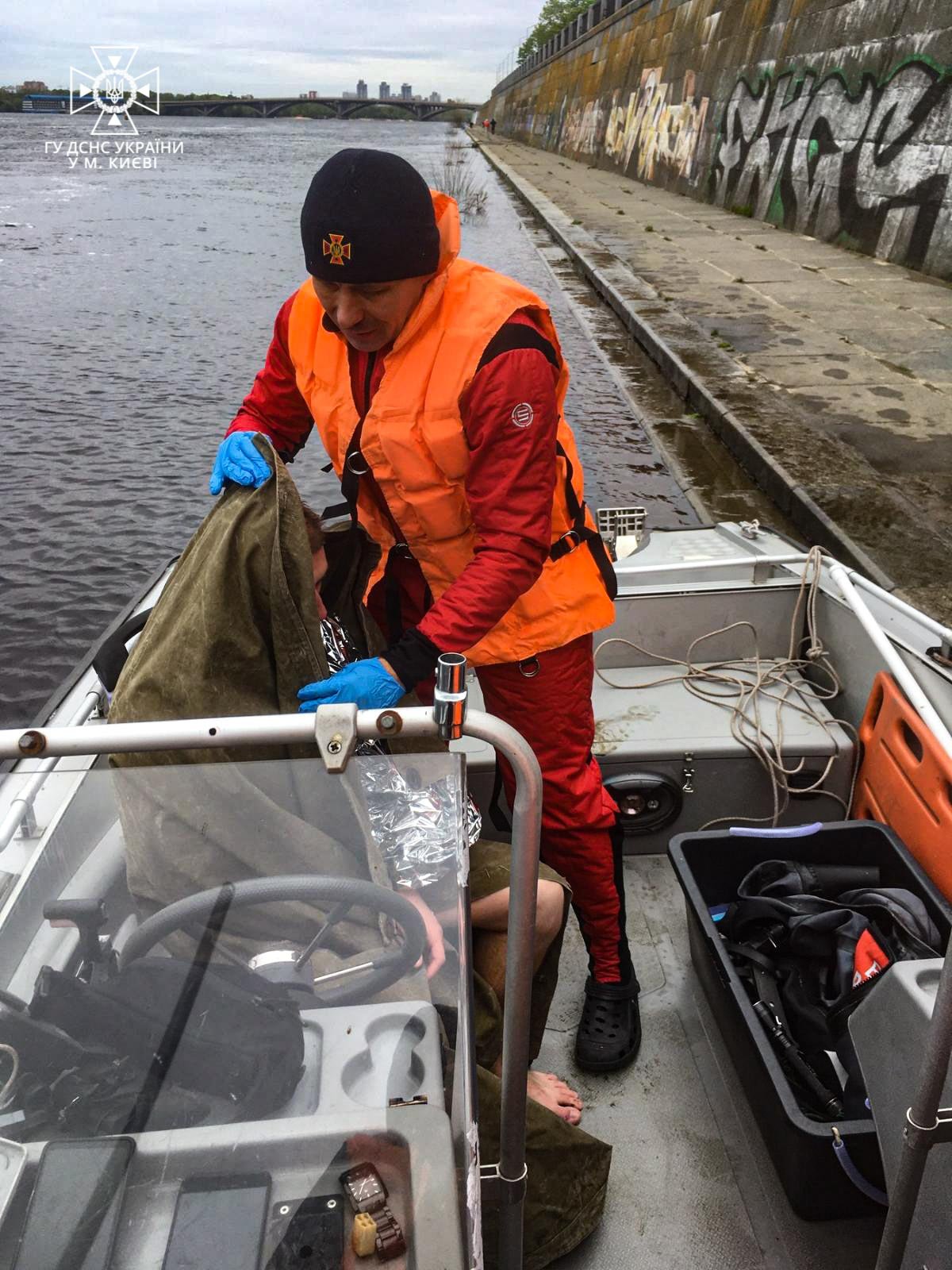 У Києві хлопець хотів перепливти Дніпро і не зміг 2