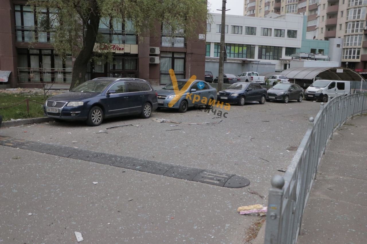 Атака дронів на Києв 8 травня: уламки збитого БПЛА влучили в будинок та автомобілі. Фото та відео з місця 1