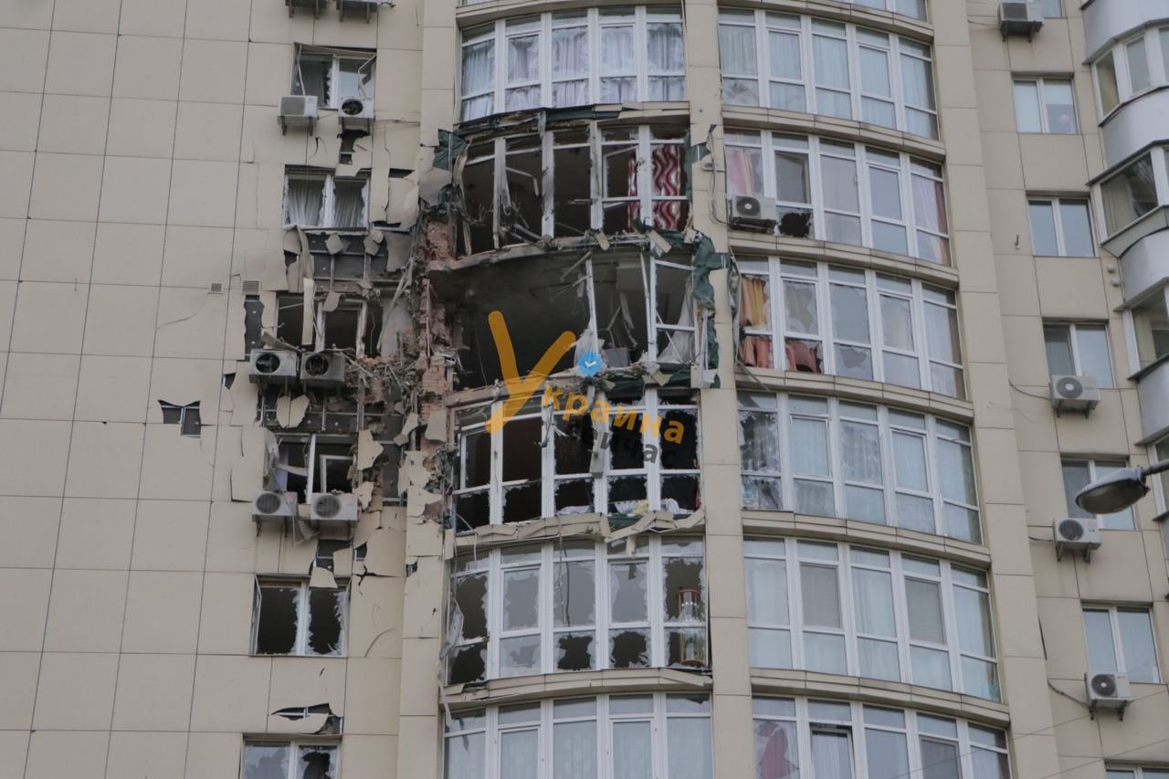 Атака дронів на Києв 8 травня: уламки збитого БПЛА влучили в будинок та автомобілі. Фото та відео з місця 2