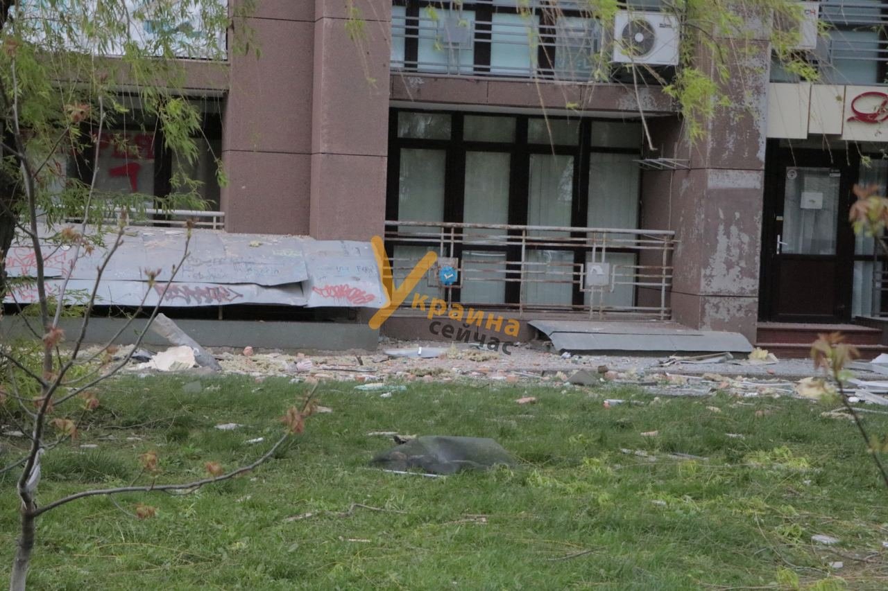 Атака дронів на Києв 8 травня: уламки збитого БПЛА влучили в будинок та автомобілі. Фото та відео з місця 4