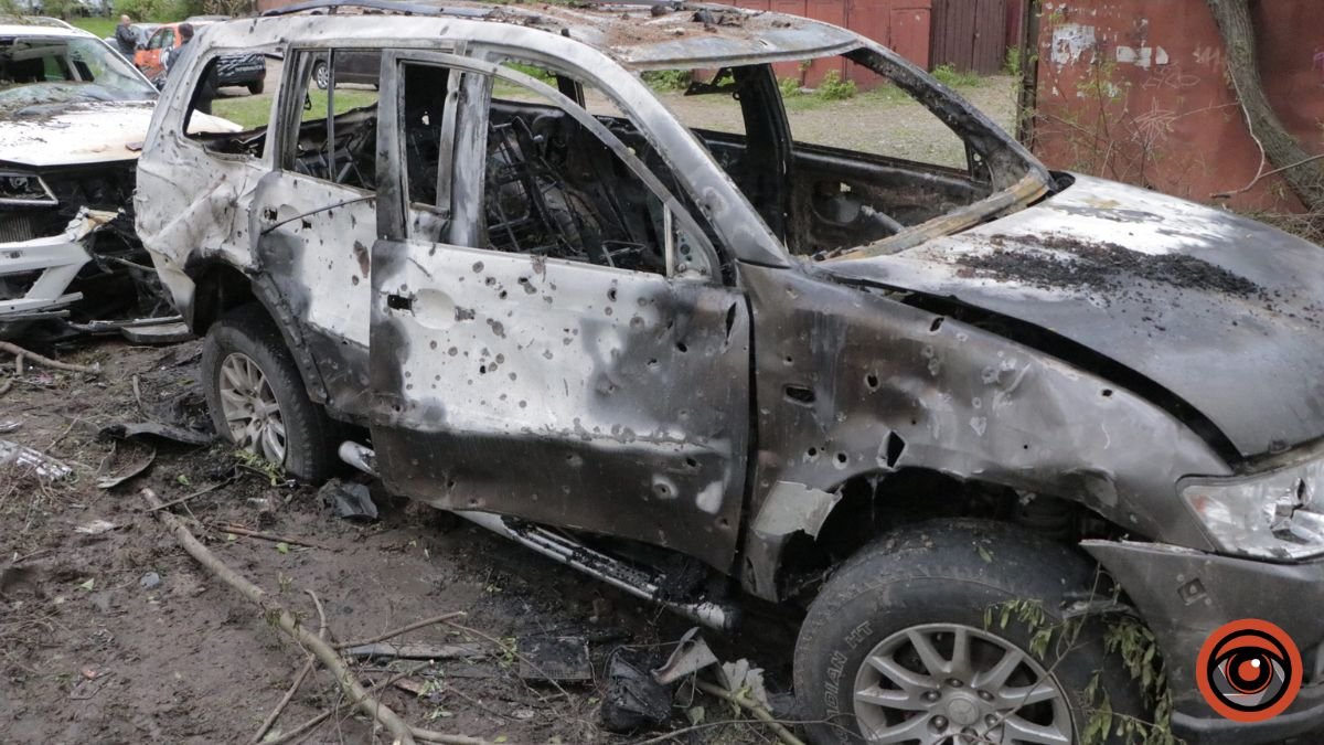 Атака дронів на Києв 8 травня: уламки збитого БПЛА влучили в будинок та автомобілі. Фото та відео з місця 9