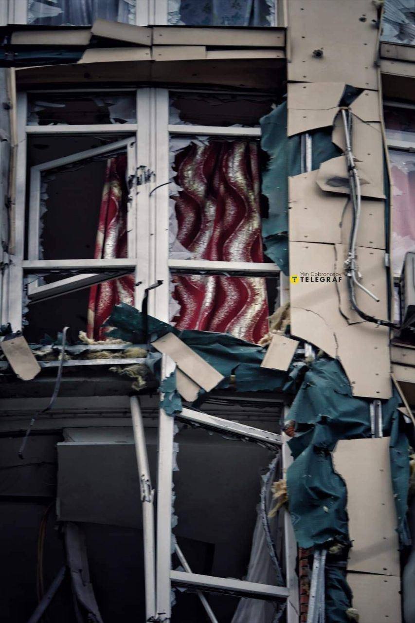 Атака дронів на Києв 8 травня: уламки збитого БПЛА влучили в будинок та автомобілі. Фото та відео з місця 16