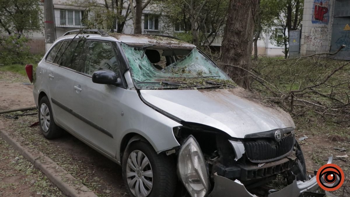 Вибиті вікна багатоповерхівок та пошкоджені автівки: наслідки атаки дронів у Шевченківському районі Києва 2