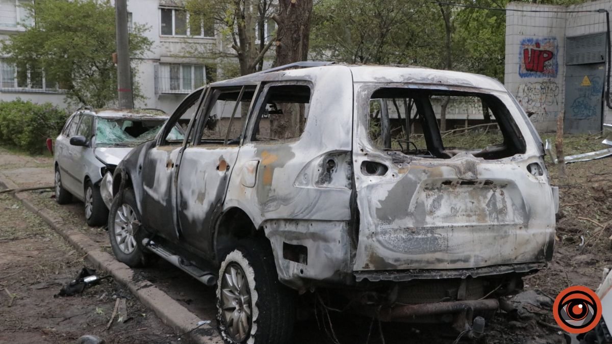 Вибиті вікна багатоповерхівок та пошкоджені автівки: наслідки атаки дронів у Шевченківському районі Києва 3