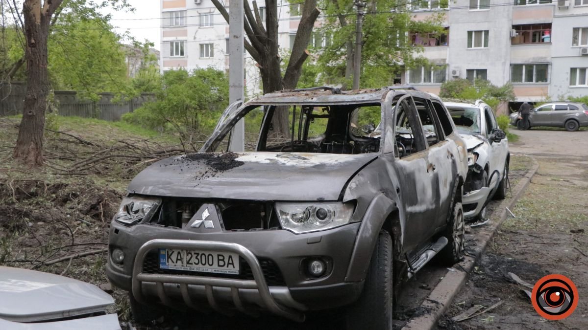 Вибиті вікна багатоповерхівок та пошкоджені автівки: наслідки атаки дронів у Шевченківському районі Києва 4