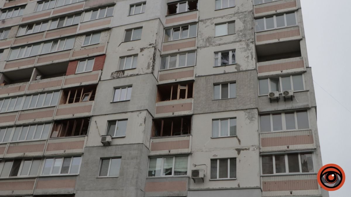 Вибиті вікна багатоповерхівок та пошкоджені автівки: наслідки атаки дронів у Шевченківському районі Києва 6