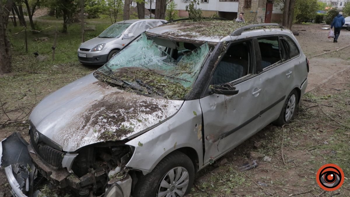 Вибиті вікна багатоповерхівок та пошкоджені автівки: наслідки атаки дронів у Шевченківському районі Києва 7