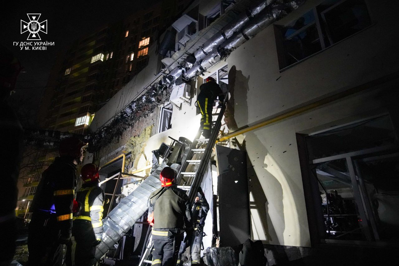 У Києві через атаку дронів стались пожежі у Соломʼянському, Святошинському та Голосіївському районах: постраждали люди 1