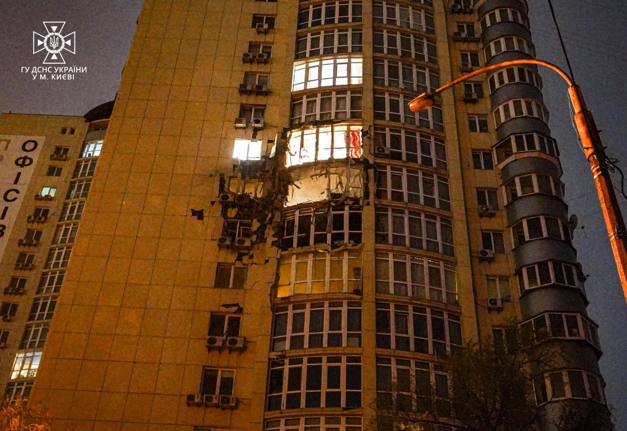 У Києві через атаку дронів стались пожежі у Соломʼянському, Святошинському та Голосіївському районах: постраждали люди 2