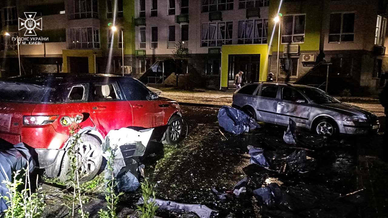 У Києві через атаку дронів стались пожежі у Соломʼянському, Святошинському та Голосіївському районах: постраждали люди 4